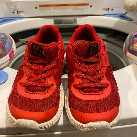 Kids size 10 Underarmour shoes - Picture 1 of 3